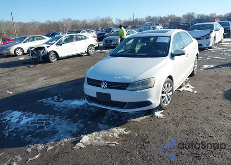 2014 Volkswagen Jetta 1.8T Se z USA, uszkodzony, nr VIN 3VWD17AJ1EM388212
